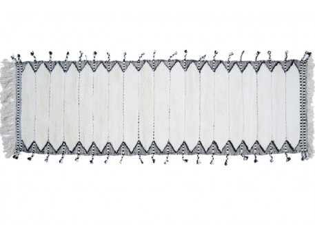 Moyen tapis berbère de couloir à motifs noir et blanc en laine Béni Ouarain