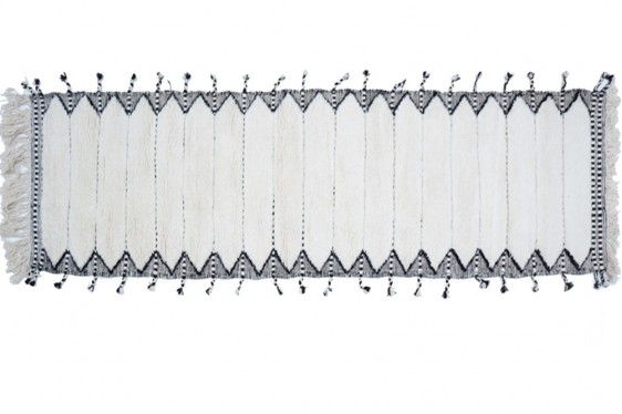 Moyen tapis berbère de couloir à motifs noir et blanc en laine Béni Ouarain