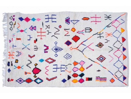 Tapis berbère fond blanc motifs colorés en laine de la région d'Azilal