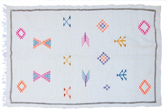 Woolen Kilim carpet with with outlines and patterns
