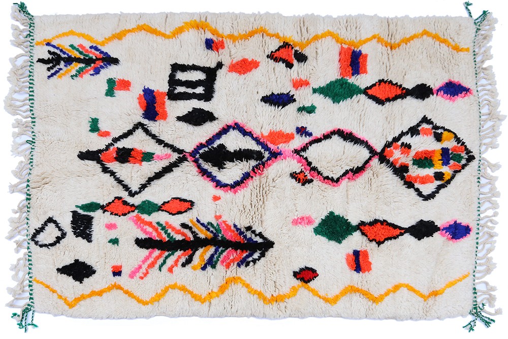 Tapis marocain à motifs berbères fond blanc et bordures en zigzags jaunes