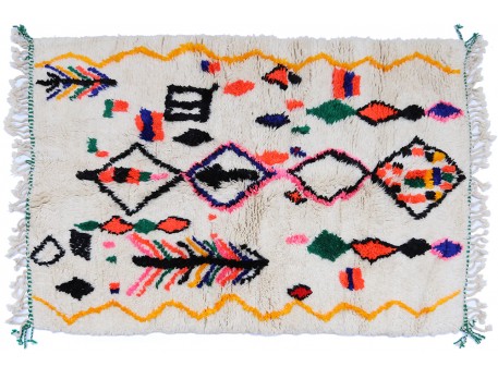 Tapis marocain à motifs berbères fond blanc et bordures en zigzags jaunes
