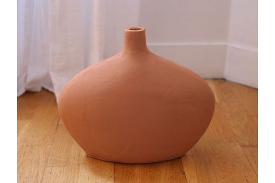 Vase terracotta fait-main au Maroc.