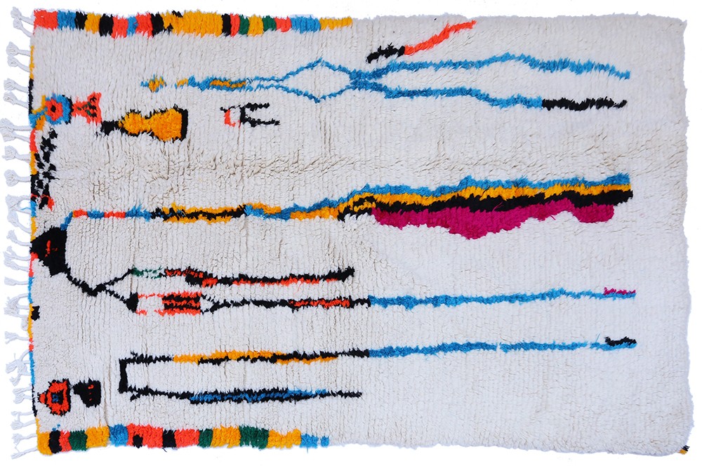 Grand tapis berbère Azilal en laine blanche avec lignes bleu vert rouge abstraites