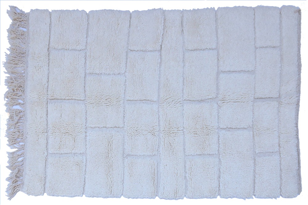 Béni Ouarain Berber carpet in plain white wool with engraved checks, handmade