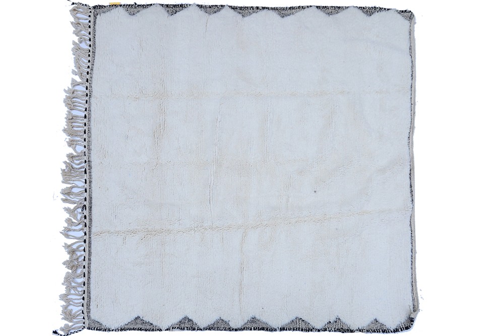 Grand tapis berbère carré Béni Ouarain à bordures noires gravées en laine