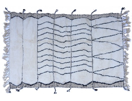 Grand tapis berbère Béni Ouarain à bordures gravées et lignes de zigzags noirs en laine