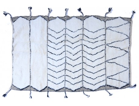 Grand tapis berbère Béni Ouarain à contours gravés et lignes de zigzags noirs en laine