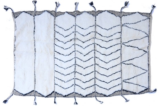 Grand tapis berbère Béni Ouarain à contours gravés et lignes de zigzags noirs en laine