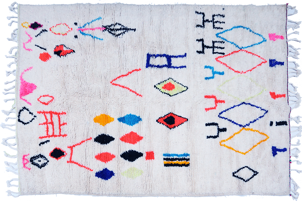 Großer Berberteppich Azilal weiß mit gelb-blau-grünem und rosafarbenem Muster