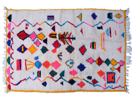 Grand tapis berbère Azilal blanc avec contours jaunes et motifs roses et bleus