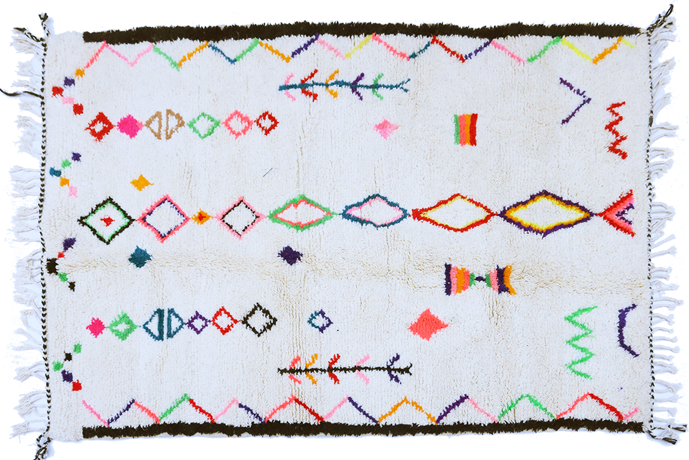 Grand tapis berbère Azilal blanc avec lignes de losange vert jaune et rose