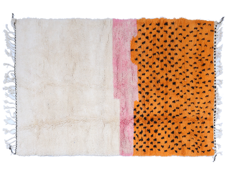 Très grand tapis berbère Azilal blanc orange et rose avec pois noir