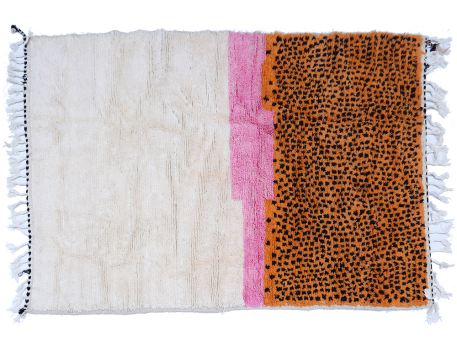 Grand tapis berbère Azilal blanc orange et rose avec pois noir