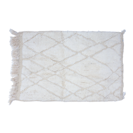 Small plain white Beni Ouarain Berber carpet with engraved motifs