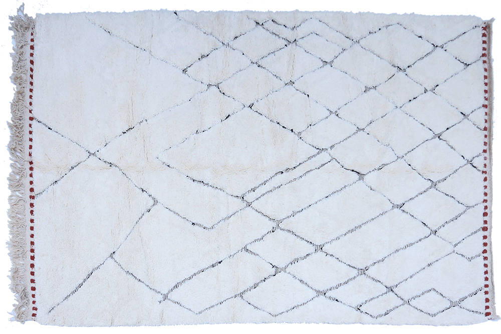 Small white Beni Ouarain Berber carpet with rhombuses engraved in black