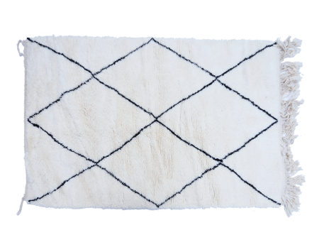 Small white Berber carpet Béni Ouarain with black lozenges