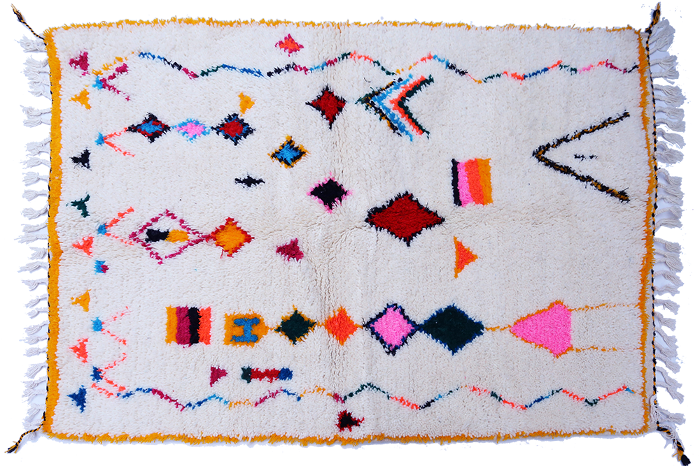 Petit tapis berbère Azilal blanc avec losanges bleu rose vert contours jaune et orange
