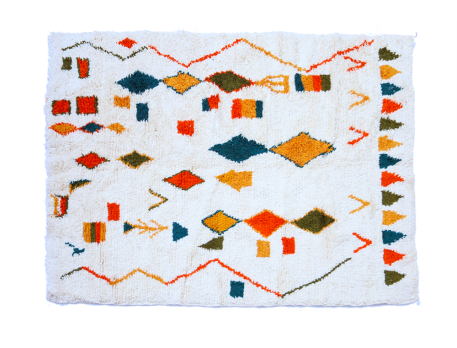 Grand tapis berbère Azilal blanc avec zigzags et losanges colorés en rose vert jaune et terracotta