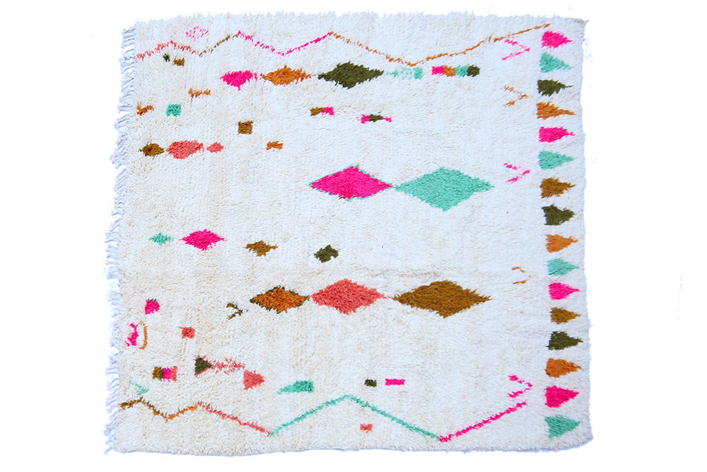 Grand tapis berbère Azilal carré blanc avec zigzags et losanges colorés en rose vert et terracotta