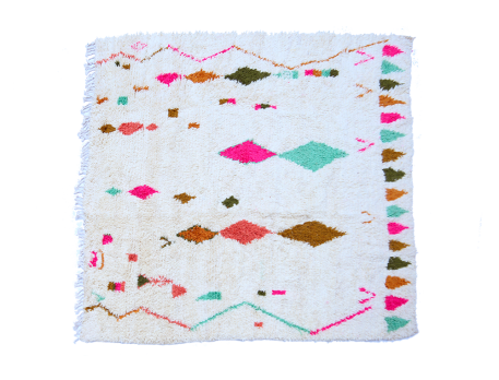 Grand tapis berbère Azilal carré blanc avec zigzags et losanges colorés en rose vert et terracotta