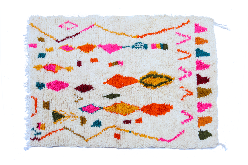 Small white Azilal Berber carpet with zigzags and lozenges coloured in pink green yellow and terracotta