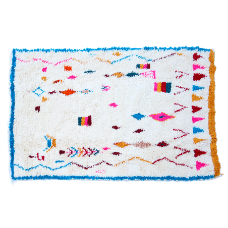 Grand tapis berbère Azilal blanc avec losanges et zigzags colorés en rose vert bleu et contour bleu