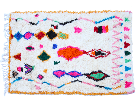 Large white Azilal Berber carpet with lozenges and zigzags coloured in pink green blue and yellow outline
