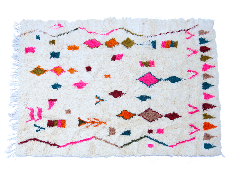 Grand tapis berbère Azilal blanc avec losanges et zigzags colorés en rose vert bleu terracotta