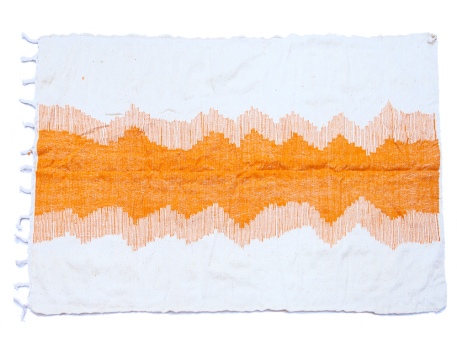 Grand tapis berbère Kilim en laine blanc avec un motif en longueur orange terracotta au milieu