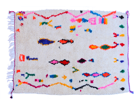 Tapis tapis Berbère Azilal blanc avec losanges et zigzags en bleu rose vert et contour jaune