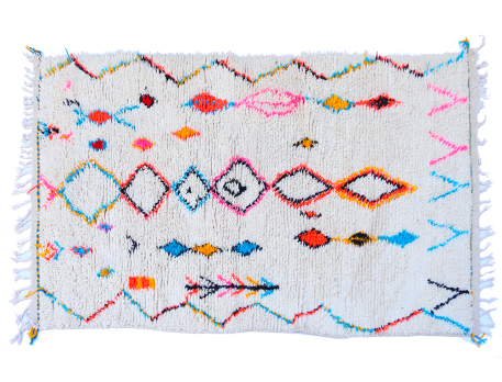 Grand tapis tapis Berbère Azilal blanc avec losanges et zigzags en bleu rose vert orange et jaune