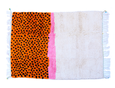 Tapis Berbère Azilal moderne blanc rose et orange avec pois noirs