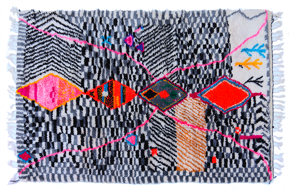 Großer Berberteppich Azilal mit grauen und schwarzen Punkten und Mustern in rosa, braun, orange und blau