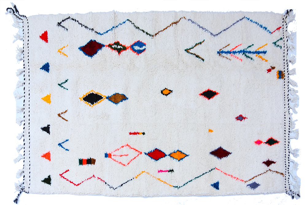 Grand tapis berbère Azilal blanc avec losange et zigzags rose bleu marron orange et jaune
