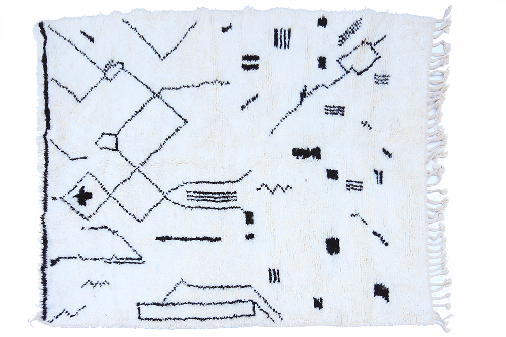 Großer Berberteppich Béni Ouarain weiß mit Motiven in schwarz