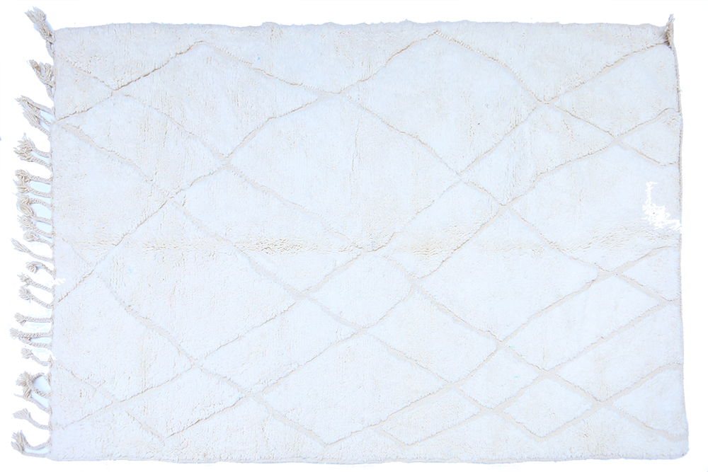 Très grand tapis berbère Béni Ouarain blanc uni avec motifs gravés