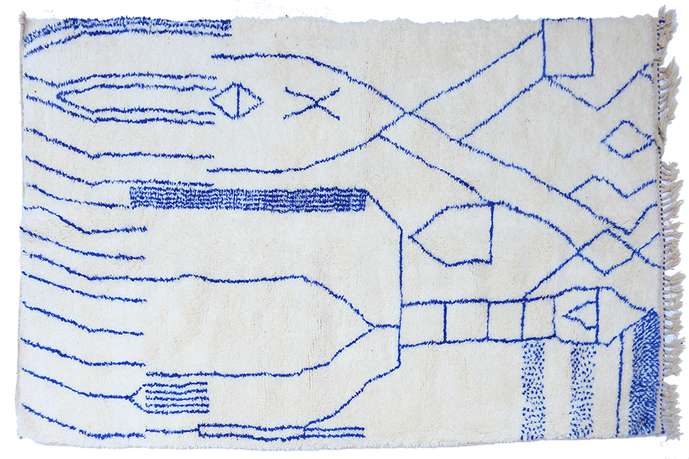 Großer Berberteppich Béni Ouarain weiß mit primitiven Motiven in blau
