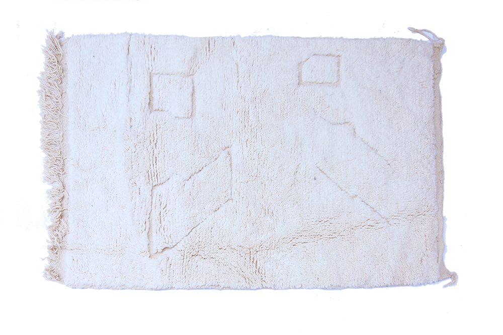 Petit tapis berbère Béni Ouarain blanc uni avec motifs géométriques gravés