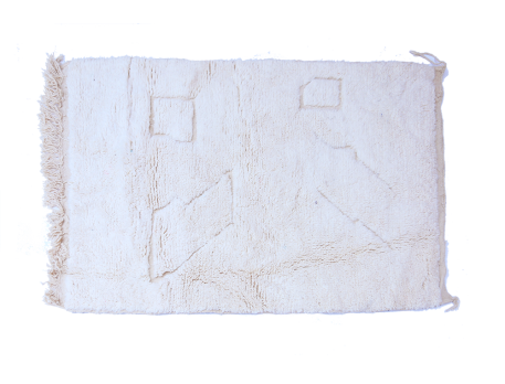 Petit tapis berbère Béni Ouarain blanc uni avec motifs géométriques gravés