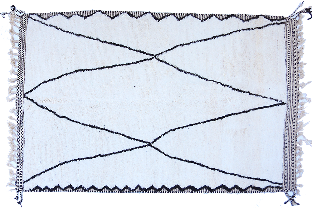 Très grand tapis berbère Béni Ouarain blanc avec grand losange en noir et côtés gravés