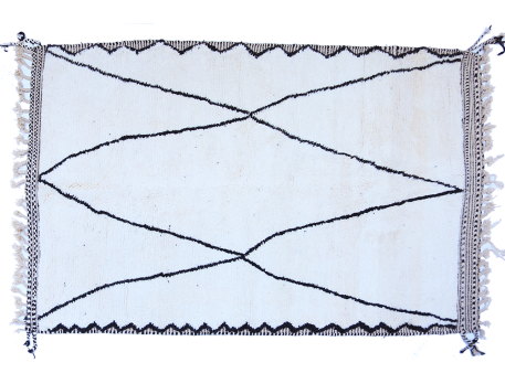 Très grand tapis berbère Béni Ouarain blanc avec grand losange en noir et côtés gravés