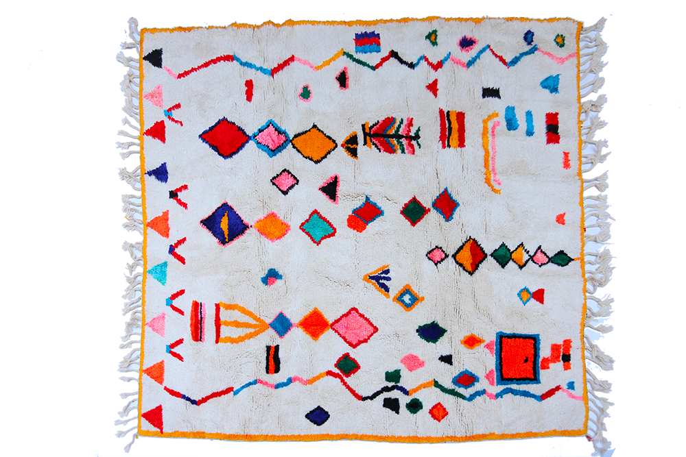 Großer Berberteppich Azilal quadratisch weiß mit Raute und Zickzack rosa blau orange und gelber Kontur