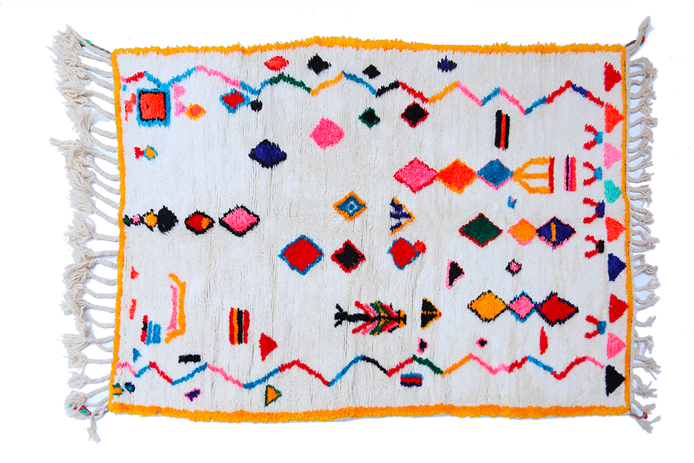 Berberteppich Azilal weiß mit Raute und Zickzackmuster rosa blau orange und gelber Kontur