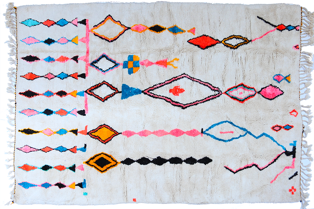 Très grand tapis berbère Azilal blanc avec petits losange rose bleu orange et jaune