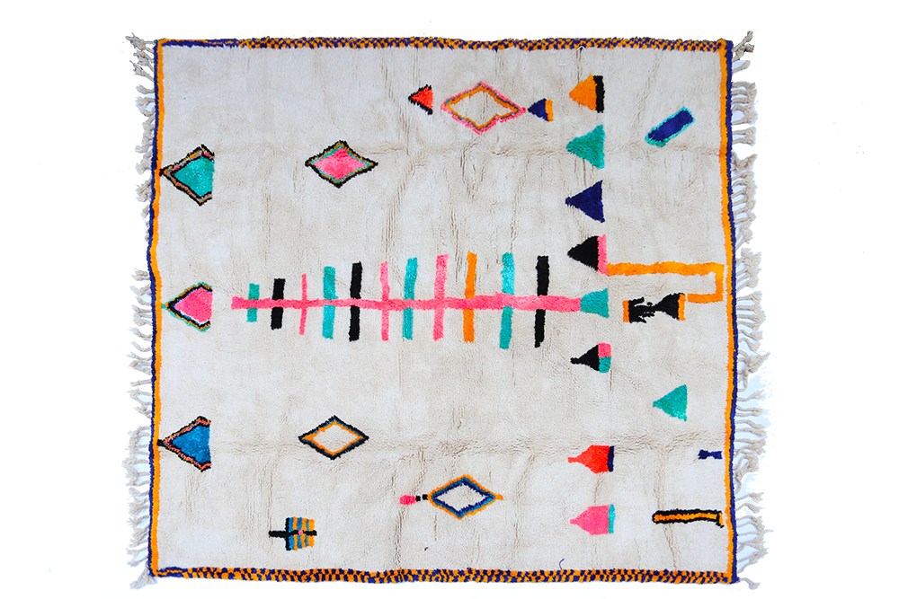 Grand tapis berbère Azilal carré blanc avec motifs colorés en rose bleu vert orange jaune 