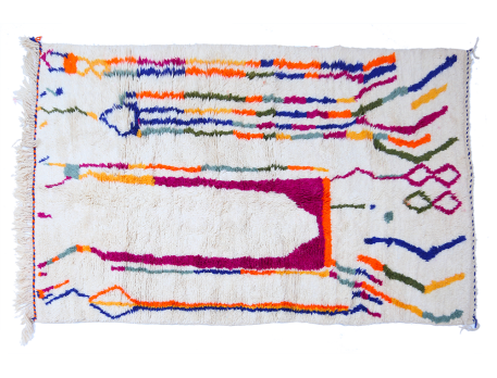 Tapis berbère Azilal blanc avec lignes colorées en rose bleu vert orange jaune 