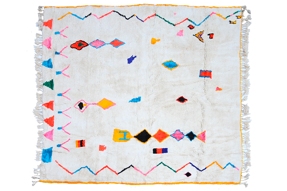 Très grand tapis berbère Azilal carré blanc avec motifs en bleu vert rose et contour jaune