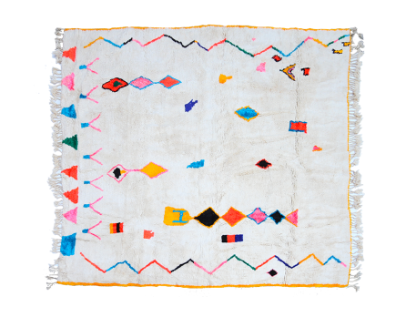 Très grand tapis berbère Azilal carré blanc avec motifs en bleu vert rose et contour jaune