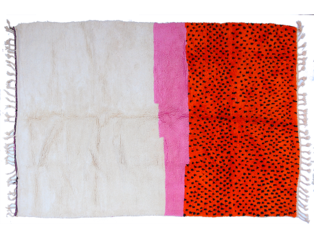 Très grand tapis berbère Azilal moderne, blanc et orange avec des pois noirs